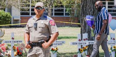 Un hombre deja flores en un memorial para las víctimas del tiroteo del martes, este jueves 26 de mayo de 2022 en Uvalde, Texas.