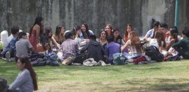 Recorrido por la UNAM dónde se aprecia a los estudiantes disfrutar de las instalaciones en sus tiempos libres.