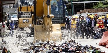 El propio alcalde de Coyoacán destruyó las bebidas incautadas
