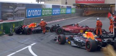 Carlos Sainz no pudo frenar a tiempo y golpeó el auto de Pérez