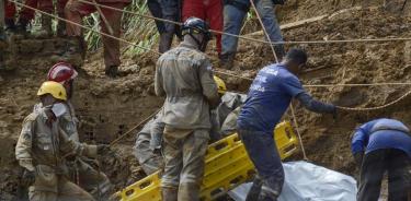 Trabajs de rescate en un barrio de la periferia de Recife afectado por un alud