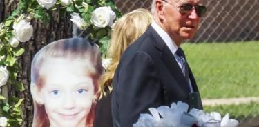 El presidente Biden y la primera dama de EU recorren el memorial improvisado con las imágenes de los menores fallecidos
