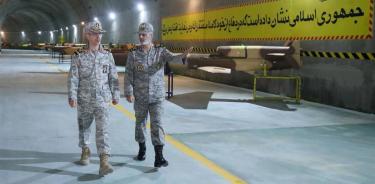 Mandos de la Guardia Revolucionaria inspeccionan base subterránea de drones en un lugar no detallado de Irán