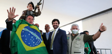 El presidente de Brasil, Jair Bolsonaro, hace apología de las armas con un niño levantando un fusil