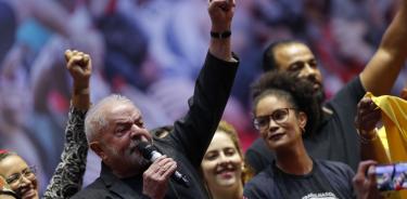 El expresidente Lula da Silva levanta el puño junto a seguidores, tras anunciar el 7 de mayo que será candidato