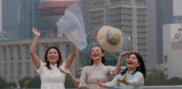 Tres mujeres celebran el fin del confinamiento por COVID-19 en Shanghái, China, este miércoles 1 de junio de 2022.
