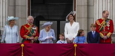 Isabel II junto al príncipe Carlos, su nieto Guillermo, su bisnieto Jorge —primero, segundo y tercero— en la línea sucesoria, Camila y Kate junto a sus otros dos hijos, en el balcón del palacio de Buckingham
