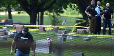 Policías custodian el cementerio de Racine, Wisconsin, tras el tiroteo ocurrido este jueves 2 de junio de 2022.