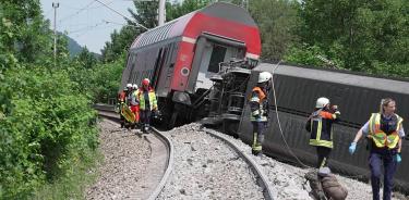 Personal de emergencias trabaja en el lugar del accidente de tren en Germisch-Partenkirchen que ha dejado cuatro muertos, este viernes 3 de junio de 2022.