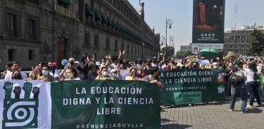 Alrededor de una centena de estudiantes y profesores marcharon desde de Bellas Artes a Palacio Nacional.