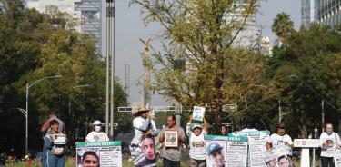 Exigen al G-CDMX honrar a sus familiares desaparecidos en la Glorieta de la capital