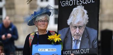 Una mujer pide la destitución de Boris Johnson frente al Parlamento de Londres