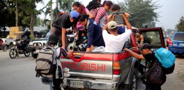Migrantes hondureños emprenden una caravana rumbo a EU desde San Pedro Sula, Honduras, en una imagen de archivo.