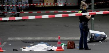 Una agente de policía cuestodia el cadáver de la mujer fallecida en el atropello múltiple de este miércoles 8 de junio de 2022 en Berlín, Alemania.