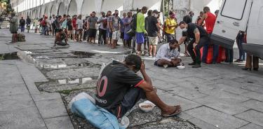 Personas reciben asistencia alimentaria en Brasil, en una imagen de archivo.