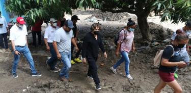 En su segundo día de recorridos por las zonas dañadas por “Agatha”, Gómez Álvarez caminó junto a los Padres de Familia, las zonas enlodadas y los daños a las escuelas en Oaxaca.