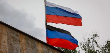 Las banderas de Rusia y de la autoproclamada República de Donetsk ondean sobre la administración de Svitlodarsk, a 80 kilómetros del frente de Svetlodarsk, el 26 de mayo de 2022.