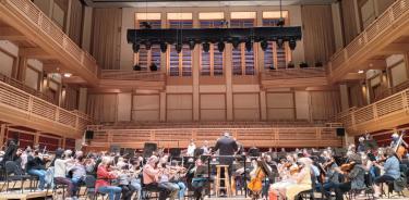 Enrico Chapela Barba y la Orquesta Sinfónica de Santa Rosa, en los ensayos previos al estreno.