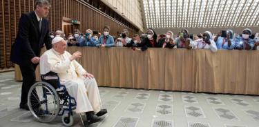 El papa Francisco en silla de ruedas durante una audiencia vaticana