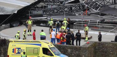 Varias ambulancias atienden este viernes 10 de junio de 2022 el lugar del accidente en un festival de música en Santiago de Compostela, Galicia, España.