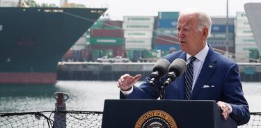 El presidente de EU, Joe Biden, habla en el puerto de Los Ángeles, California, este viernes 10 de junio de 2022.