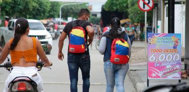 Migrantes venezolanos recorren las calles de Arauquita, localidad fronteriza del departamento de Arauca, en Colombia.
