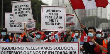 Trabajadores mineros exigen al gobierno que solucione el conflicto que enfrenta a la empresa gestora de la mina de cobre de Las Bambas con las comunidades de la zona, el 2 de junio de 2022 en Lima.