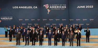 Asistentes posan durante la foto oficial de la IX Cumbre de las Américas, este viernes en el Centro de Convenciones de Los Ángeles, California.