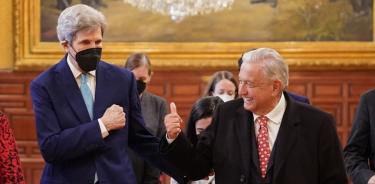 John Kerry, enviado especial presidencial para el Clima de Estados Unidos, y Andrés Manuel López Obrador, Presidente de México, se reunieron en Palacio Nacional en febrero de 2022