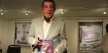 Rafael Cardona y su reciente libro “Fuego de mis entrañas”.