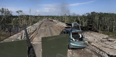 Una carretera dañada cerca de la línea del frente en la ciudad de Severodonetsk, región de Lugansk, Ucrania, el 2 de junio de 2022.