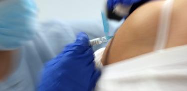 Una enfermera pone una vacuna en una imagen de archivo.