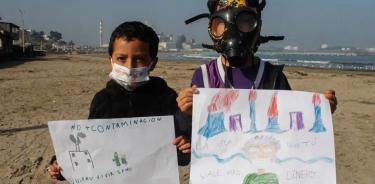 Imagen de archivo de niños mientras participan en una manifestación en la Bahía de Quineros-Puchuncaví para exigir medidas contra la industria después un caso de contaminación en Valparaiso, Chile.