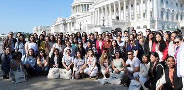 Soñadores beneficiados por DACA posan durante una conferencia de prensa por el décimo aniversario del programa, este miércoles cerca del Congreso de EU en Washington.