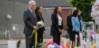 El fiscal general de EU, Merrick Garland, acude al memorial por las víctimas del tiroteo de Buffalo, Nueva York, este miércoles 15 de junio de 2022.