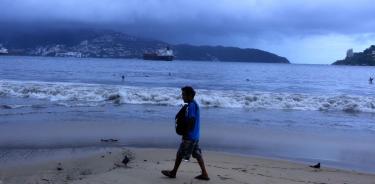 El huracán Blas ha provocado fuertes lluvias y oleaje elevado en el puerto de Acapulco, Guerrero.