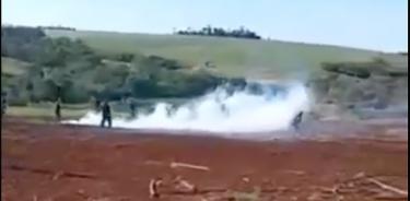 Captura de un video grabado por una persona testigo de los enfrentamientos entre campesinos y policías que este miércoles 15 de junio de 2022 dejaron un muerto en Edelira, Itapúa, en Paraguay.