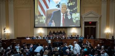 El comité sobre el asalto al Capitolio muestra un video de Trump durante su tercera audiencia pública, este jueves 16 de junio de 2022.