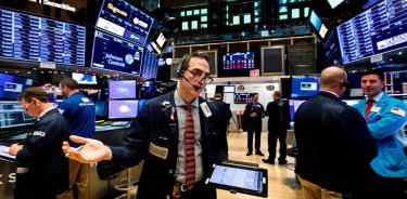 Comerciantes trabajan en la Wall Street en Nueva York, Estados Unidos.