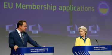 La presidenta de la Comisión Europea, Ursula Von der Leyen (d.), junto al comisario europeo de integración territorial, Oliver Varhelyi (i.), este viernes en Bruselas.
