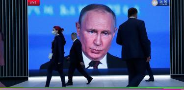 Una pantalla gigante proyecta la imagen del dictador ruso, Vladímir Putin, mientras ofrece un discurso en San Petersburgo, este viernes 17 de junio de 2022.