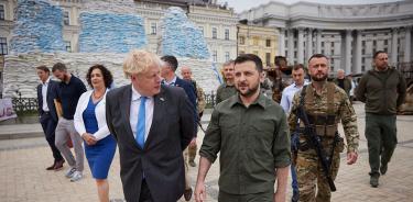 El primer ministro británico, Boris Johnson, y el presidente ucraniano, Volodímir Zelenski, pasan este viernes 17 de junio de 2022 frente a varias esculturas protegidas por bultos en Kiev.