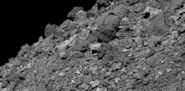 Esta imagen muestra la superficie cubierta de rocas del asteroide Bennu.