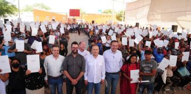 Foto: Entrega de escrituras a personas con más de 20 años sin una