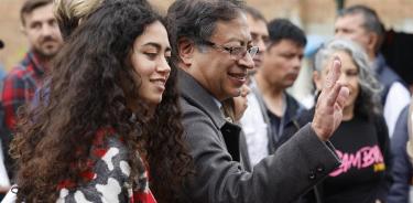 El candidato izquierdista Gustavo Petro votó en Bogotá junto a su hija Sofía