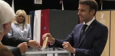 El presidente Macron vota en la ciudad de Le Touquet (norte de Francia), en presencia de su espósa