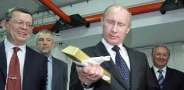 Foto de archivo de Putin agarrando un lingote de oro