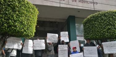 Manifestación de transportistas de la ruta 57 en la avenida Álvaro Obregón, en la sede de la Secretaría de Movilidad