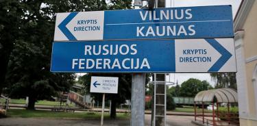 Una señal en la ruta ferroviaria en la frontera entre Lituania y Rusia en el enclave de Kaliningrado, vista este martes 21 de junio de 2022 en la localidad de Kybartai.