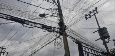 Foto: Como una red de telarañas los postes de la ciudad resisten el peso de cables de luz, telefonía y fibra óptica